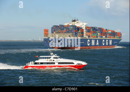 FastCat Passagierfähre crossing The Solent südlichen England UK übergeben die CMA CGM Hydra ausgehende Container Träger von Sout Stockfoto