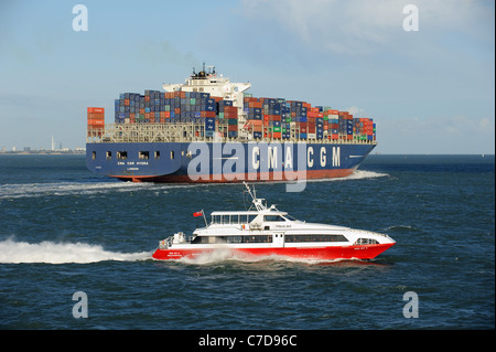 FastCat Passagierfähre crossing The Solent südlichen England UK übergeben die CMA CGM Hydra ausgehende Container Träger von Sout Stockfoto