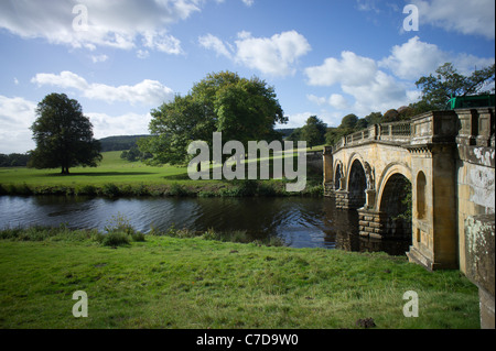 Brücke über den Fluss Derwent im Chatsworth House Stockfoto