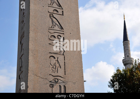 Der ägyptische Obelisk Theodosius und Minarette der blauen Moschee (Sultan Ahmet Camii). Hippodrom. Istanbul. Turkei Stockfoto