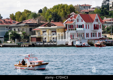 Holzhaus von Yenikoy Dorf, mit Blick auf den Bosporus in der Nähe von Istanbul.Turkey. Stockfoto