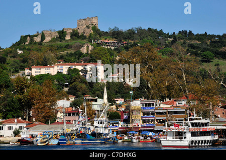 Genovese Schloss liegt oberhalb der kleinen Fischerboote und Dorf von Anadolu Kavagi am Schwarzen Meer. Der Bosporus. Stockfoto