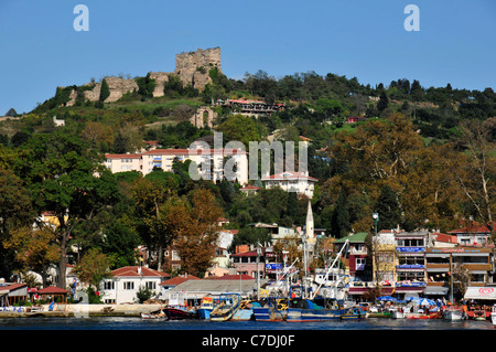 Genueser Burg steht oben die kleinen Fischerboote und Dorf von Anadolu Kavagi am Schwarzen Meer. Der Bosporus. Stockfoto