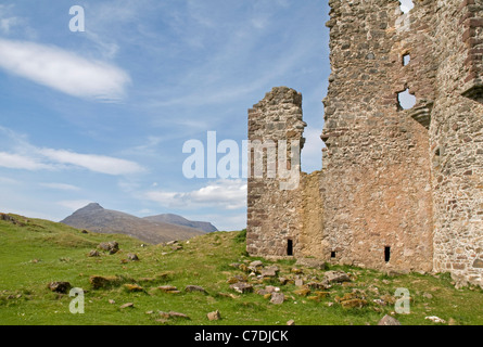 Ardvreck Castle am Ufer des Loch Assynt, Schottland, mit Quinag in der Ferne. Stockfoto