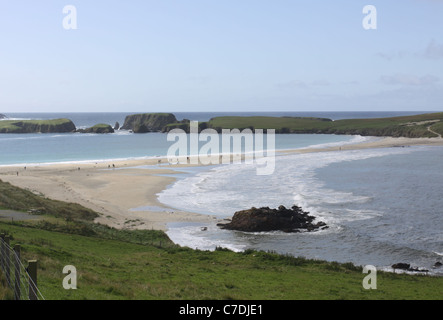 Menschen zu Fuß auf Tombolo verbindet St. Ninian Insel zum Festland Shetland Schottland September 2011 Stockfoto
