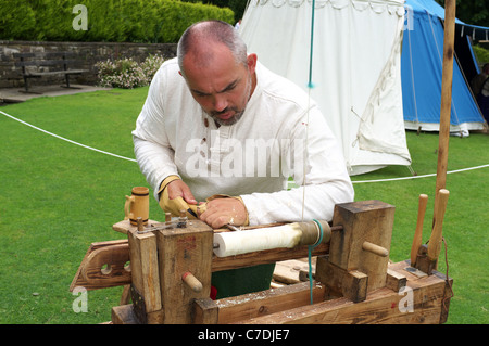 Mann zeigt die traditionelle Methode der Schnitzerei Holz mit einem Fuß bedient Drehbank, Kilmarnock, Ayrshire, Schottland, Vereinigtes Königreich Stockfoto