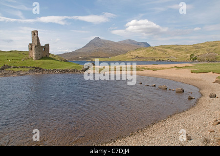 Ardvreck Castle am Ufer des Loch Assynt, Schottland, mit den Gipfeln der Quinag-Gruppe in der Ferne Stockfoto