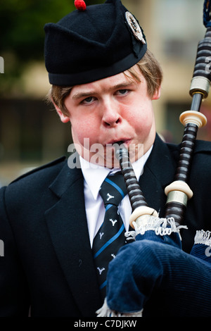 Kleiner Junge spielt in der Boghall und Bathgate Junior Pipe Band bei George Square, Glasgow während des Festivals Piping Stockfoto