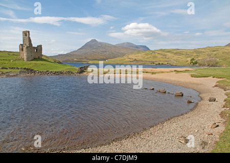 Ardvreck Castle am Ufer des Loch Assynt, Schottland, mit der Quinag-Gruppe der Gipfel in der Ferne Stockfoto