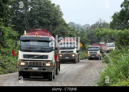 Konvoi aus Lastwagen an Kraftstoff bringt Diesel aus Kiunga Hafen auf die Ok Tedi Kupfer mine in der Nähe von Tabubil. Western Province (Papua-Neuguinea) Stockfoto