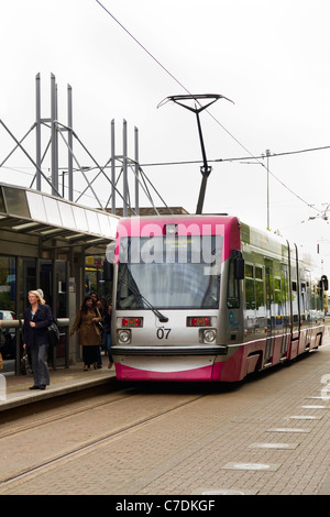 Der Wolverhampton nach Birmingham tram in Wolverhampton Bahnhof Stockfoto