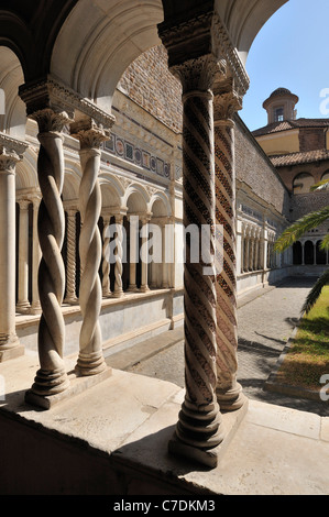 Rom. Italien. 13. C Kreuzgang der Basilika di San Giovanni in Laterano. Stockfoto