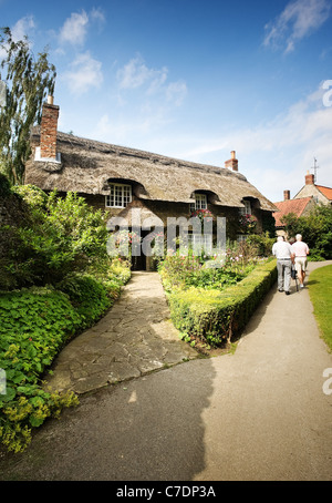 Die berühmten Thatched Cottage Thornton le Dale North Yorkshire Moors Nationalpark Stockfoto