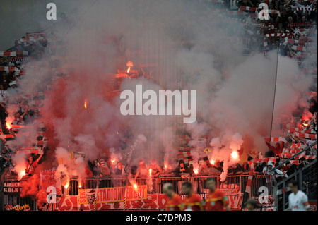 Fußball-Fans der deutsche Verein FC Köln (FC Koln) Brennen rote Fackeln in Leverkusen Stadion Stockfoto