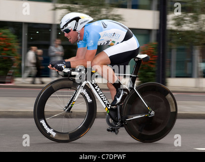 Mark Cavendish (GBR) von HTC Highroad Rennen im Zeitfahren in Stufe 8 der 2011 Tour of Britain Stockfoto