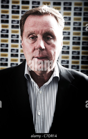 Kopf und Schultern gerade auf Portrait von Harry Redknapp im Schulungsraum Premier League Manager Pandit Stockfoto