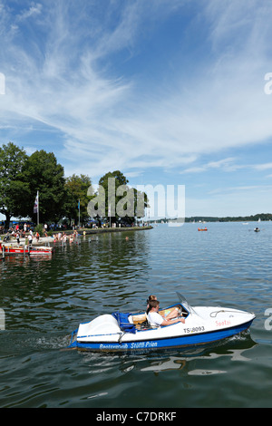 Hausieren Sie Boot an der Prien-Stock-Halbinsel im Sommer, Chiemsee Chiemgau Upper Bavaria Germany Stockfoto