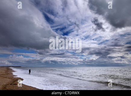 Mann im Anzug vorbereiten, schwimmen zu gehen. Shoreham-by-Sea, Sussex, England. Stockfoto