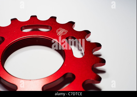 rot eloxierte fixed-Gear sprocket Stockfoto