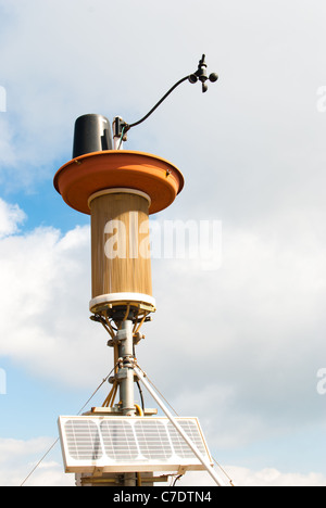 Solarbetriebene Wetterstation einschließlich Anemometer und Luftfilter Stockfoto