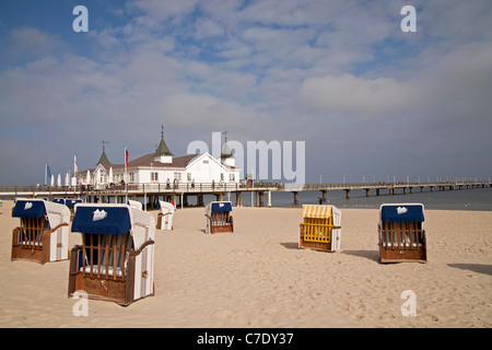 Strand Stühle "Strandkorb" und der Seebruecke oder Pier am Ostseestrand Seebad Ahlbeck, Insel Usedom, Deutsch Stockfoto