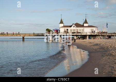 der Seebruecke oder Pier am Ostseestrand des Seebades Ahlbeck, Insel Usedom, Mecklenburg-Vorpommern, Deutschland Stockfoto