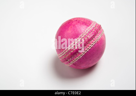 Rosa Cricketball auf weißem Hintergrund Stockfoto