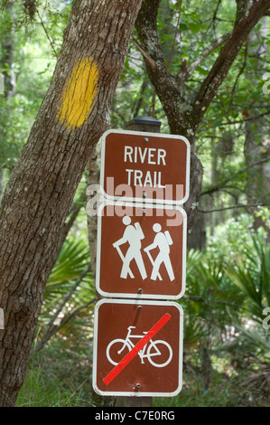 O'Leno State Park North Florida Schilder entlang Wanderweg Stockfoto