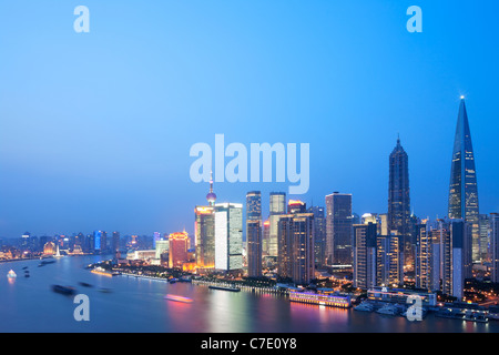 Pudong in der Abenddämmerung, Shanghai, China Stockfoto