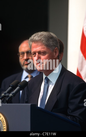 US-Präsident Bill Clinton beschreibt die Wirtschaft im Weißen Haus 1. August 1996 in Washington, DC. Stockfoto