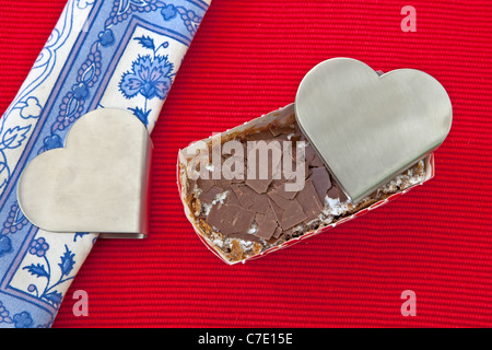 Schokoladentorte mit Herz Dekoration, geeignet für den Valentinstag oder ein Jubiläum. Stockfoto