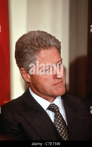 US-Präsident Bill Clinton beschreibt naturwissenschaftlichen Unterricht bei einem weißen Haus 10. September 1998 In Washington, DC. Stockfoto