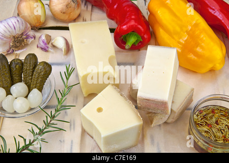 verschiedene Schweizer Käse mit Gemüse - Zutaten für Tunke Schweizer Käse Stockfoto