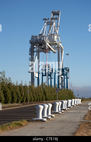 Hafen von Oakland Kran und angrenzenden maritime Park mit Poller Stockfoto