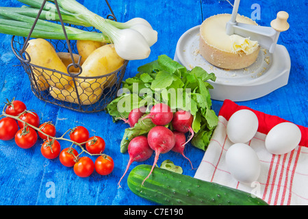 Tomaten, Kartoffeln, Zwiebeln und anderes Gemüse mit Tête de Moine Stockfoto