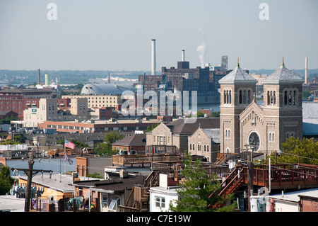 Eine Ansicht des Fells Point und die Hafengegend von einem Haus in Metzgereien Hill in Baltimore Maryland USA Stockfoto