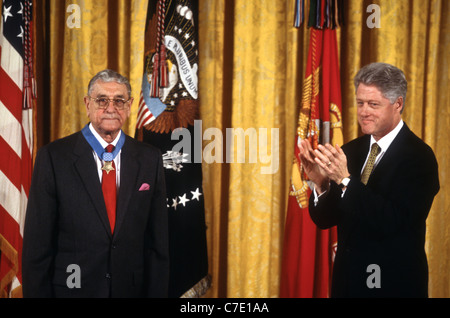 US-Präsident Bill Clinton überreicht dem pensionierten Marine-Generalmajor James L. Day, links, die Ehrenmedaille während der Zeremonie im Ostsaal des Weißen Hauses, am 20. Januar 1998 in Washington, D.C. Day erhielt die Ehrenmedaille für seine heldenhaften Taten während der Schlacht von Okinawa im Zweiten Weltkrieg Stockfoto