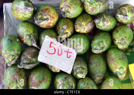 Betelnuss zu verkaufen, mit 50 Toea Zeichen (0,5 Kina, Kosten für eine Nuss). Papua-Neu-Guinea Stockfoto