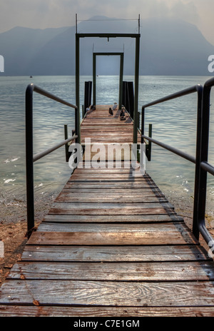einsame Bootsanlegestelle am Luganer See mit Enten Stockfoto