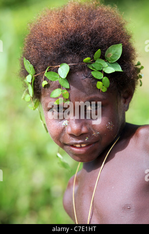 Junges Mädchen mit Kranz aus Blättern in ihrem Haar. Bougainville Insel, Papua New Guinea Stockfoto