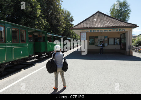 Chiemsee-Bahn Dampflok am Bahnhof Prien, Oberbayern, Deutschland Stockfoto