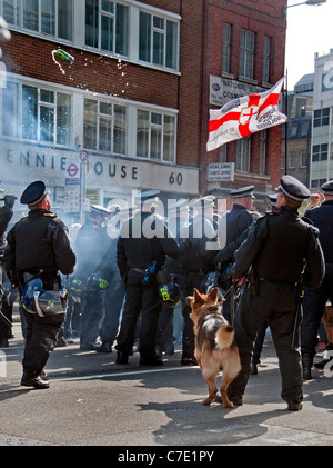 Polizeihunde für street Riot verwendet wird, während der EDL März in London Stockfoto