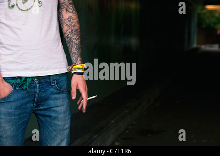 Tätowierte Teenager halten eine Cannabis-Joint Stockfoto