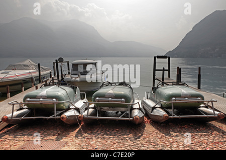 alten Retro-Stil-Tretboote auf dem Lago di Lugano Stockfoto