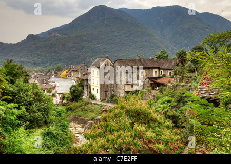 Verscio ist ein typisches Dorf der Ticino in Pedemonte, Tessin, Schweiz Stockfoto