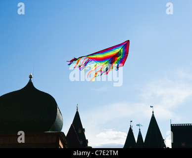 Die bunte Drachen fliegen über die russischen Zaren Palast Stockfoto