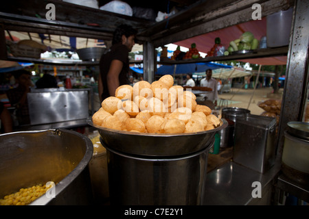 Pani Puri zum Verkauf am Marktstand Chow Patty Beach in Mumbai, Indien Stockfoto