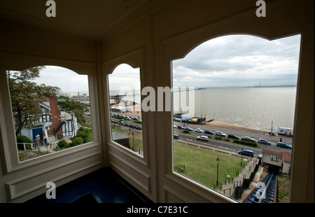 Southend on Sea, Essex, England. Die Standseilbahn Cliff Lift, 1912 eröffnet und 2010 nach Renovierung wieder eröffnet. Stockfoto