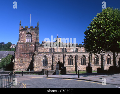 Bangor Kathedrale (St. Deiniol) und Turm des Hauptgebäudes der Universität am Hang hinter Bangor Gwynedd North Wales UK Stockfoto