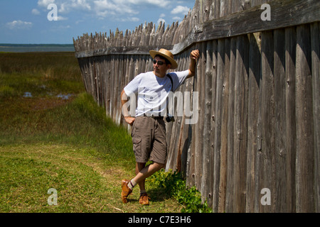 Man lehnte sich gegen den Zaun am Fort Fisher, North Carolina Stockfoto